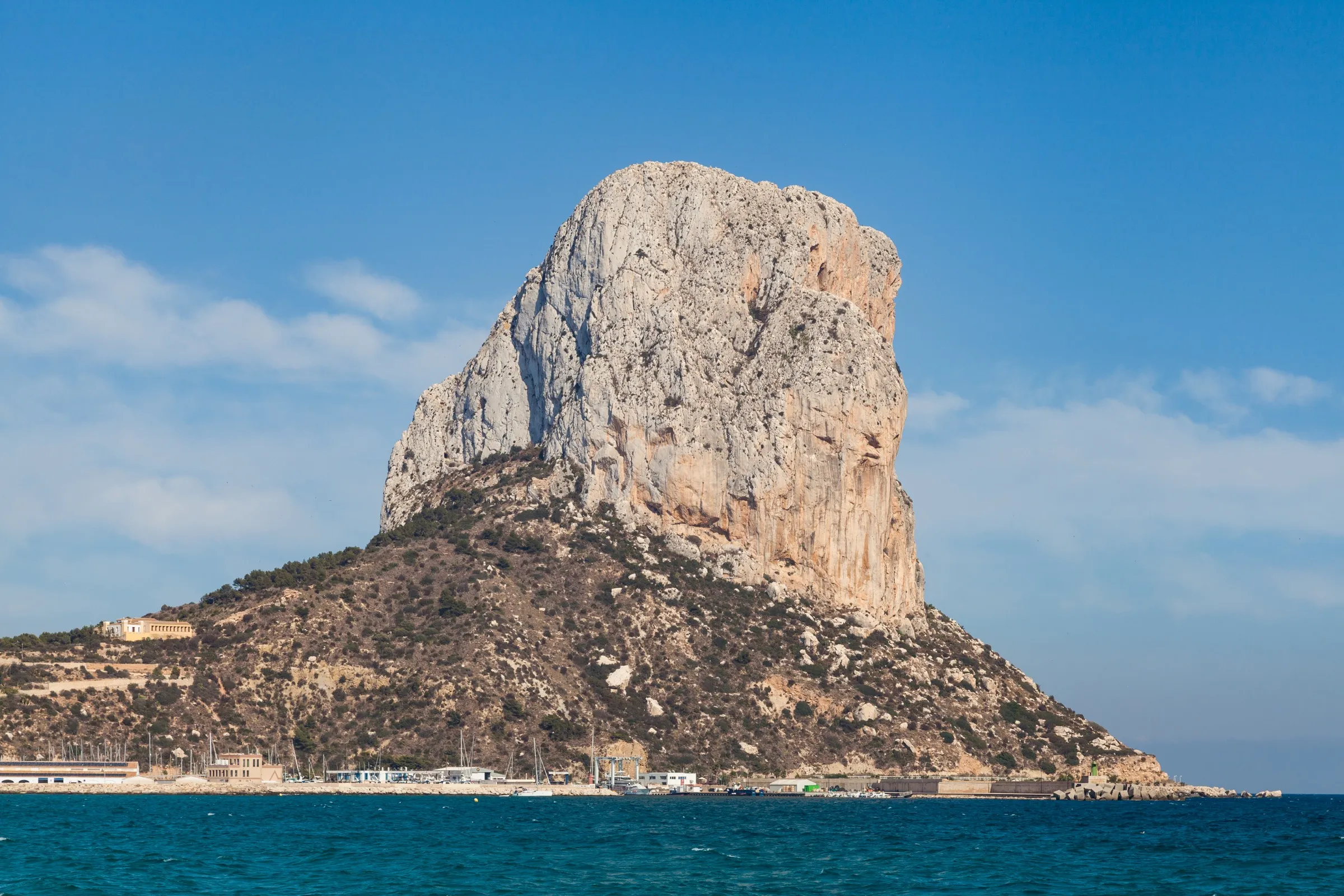De Peñón de Ifach in Calpe, gezien vanaf zee