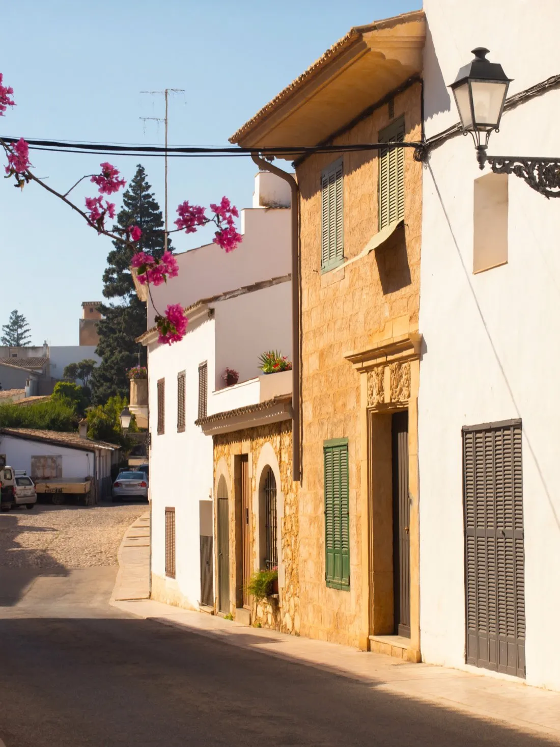 Straatje in een oude dorpskern aan de Costa Blanca
