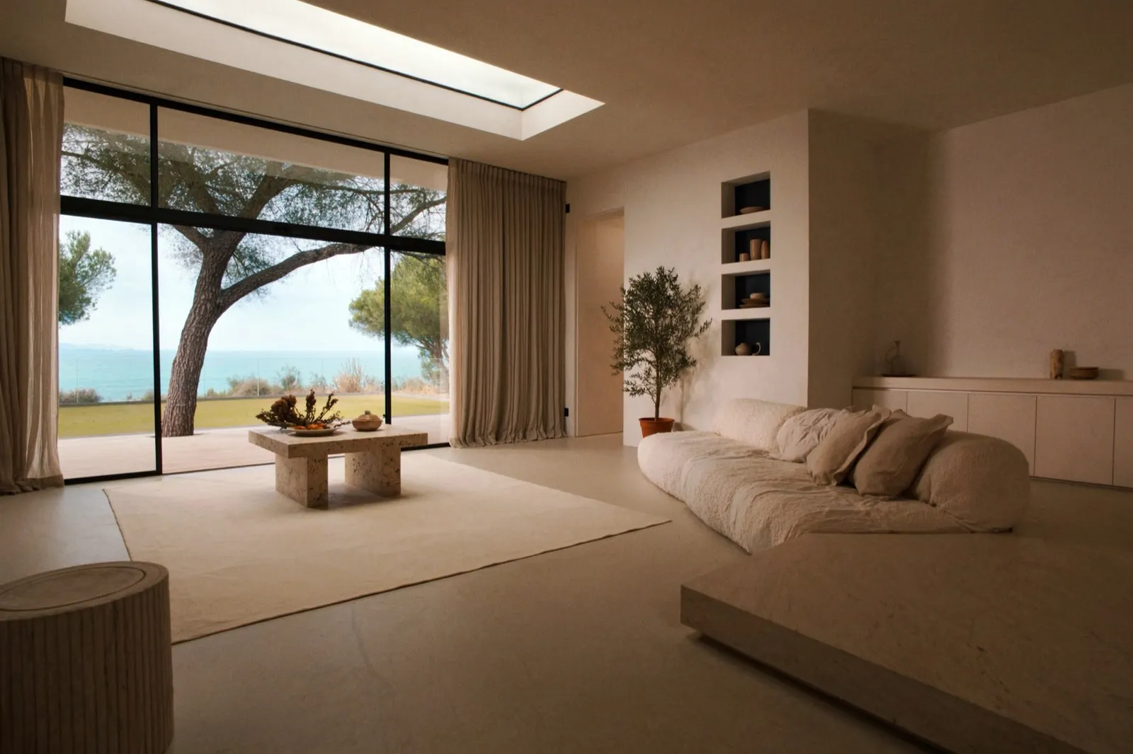 Licht Mediterraans interieur met zeezicht